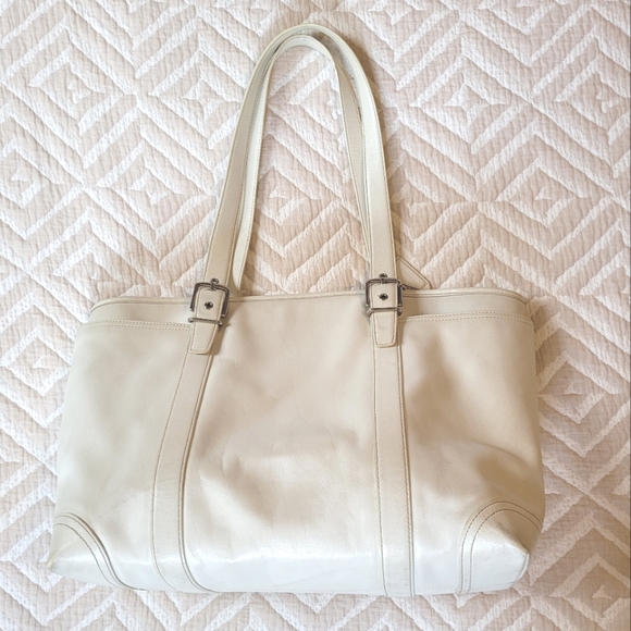 Coach zip top handbag with diaper pad in white leather - Picture 7 of 16